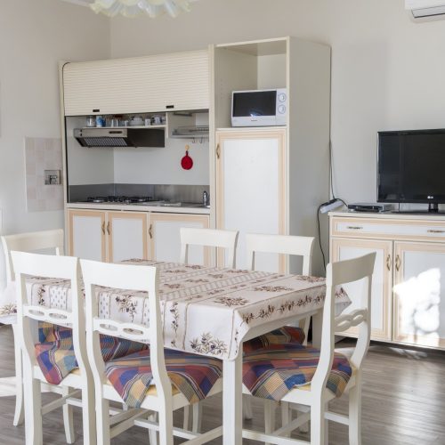 Appartamento Casetta in agriturismo a Diano Marina, con cucina attrezzata e soggiorno accogliente.