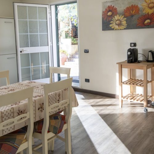 Soggiorno dell'appartamento Casetta in agriturismo a Diano Marina, con terrazza e arredamento familiare.