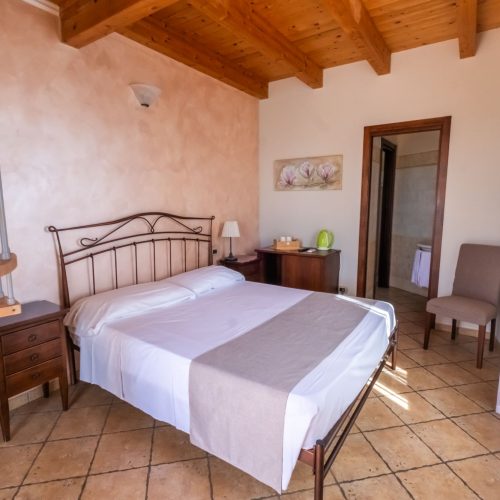 Camera Albicocca in agriturismo a Diano Marina, perfetta per il relax, con TV satellitare e WiFi.