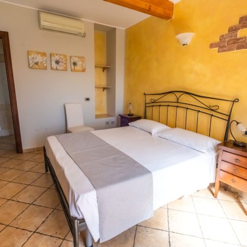 Camera Limone in agriturismo a Diano Marina, con arredi tradizionali e aria condizionata.