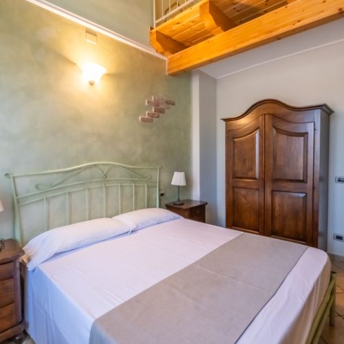 Camera Kiwi in agriturismo a Diano Marina, con letto matrimoniale e comfort moderni.