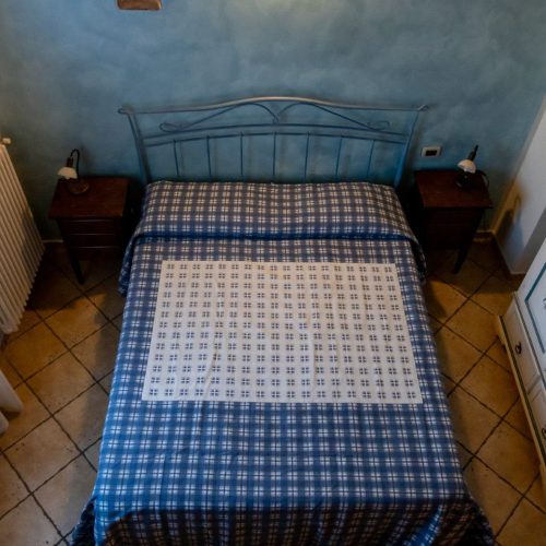 Camera Prugna in agriturismo a Diano Marina, con arredi semplici e confortevoli.
