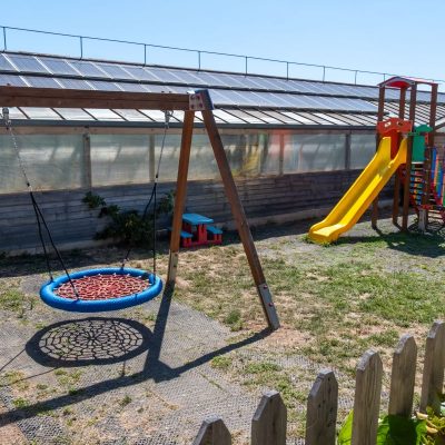 Altalena nel parco giochi di Veggia Dian, un luogo perfetto per famiglie con bambini.
