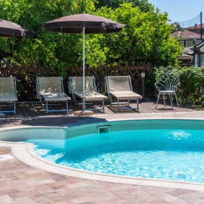 Piscina di Veggia Dian, agriturismo a Diano Marina, ideale per rilassarsi tra ulivi e natura.